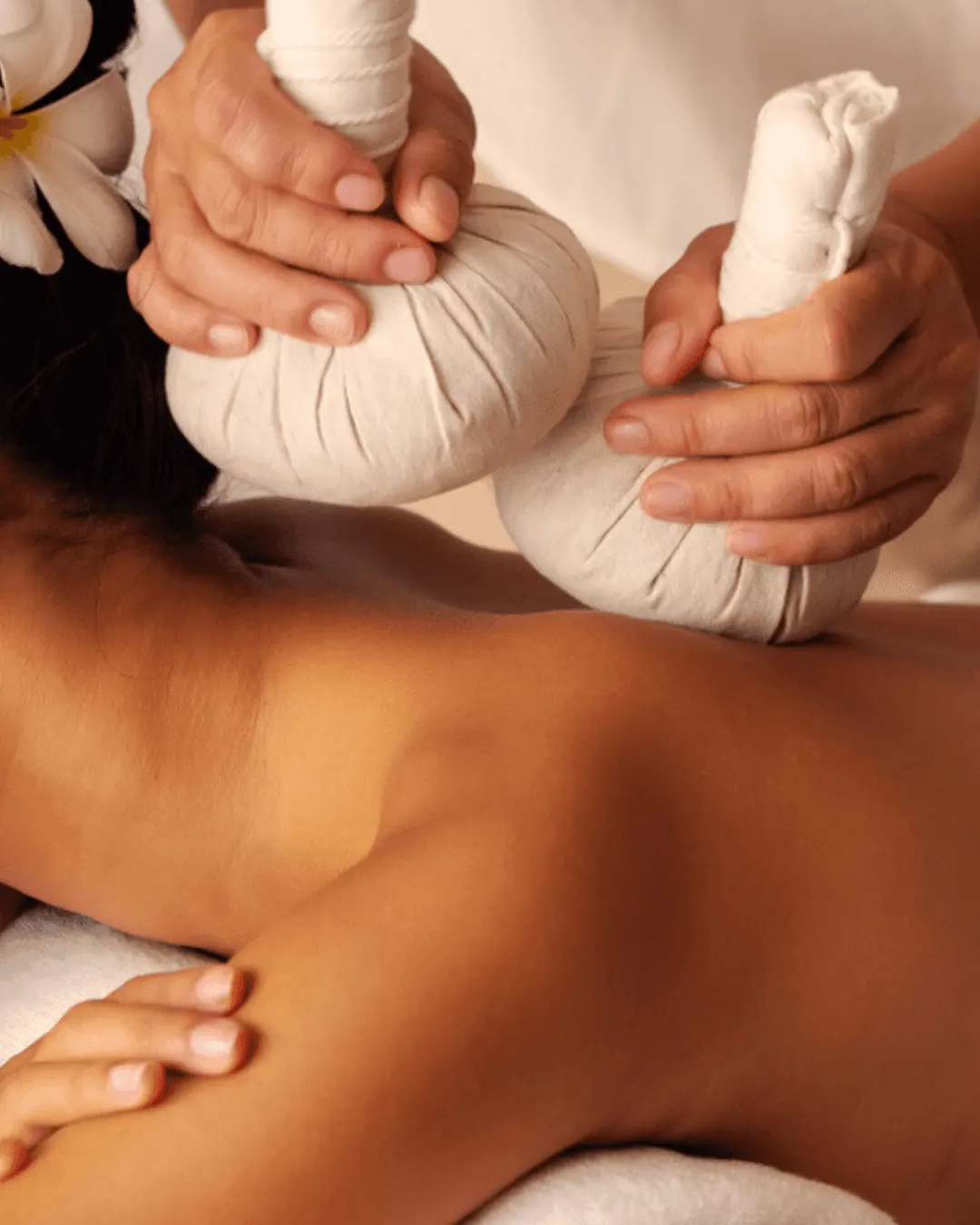 Massage with herbal compress balls